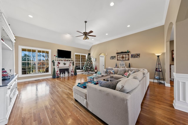 living room featuring light hardwood / wood-style floors, ceiling fan, and ornamental molding