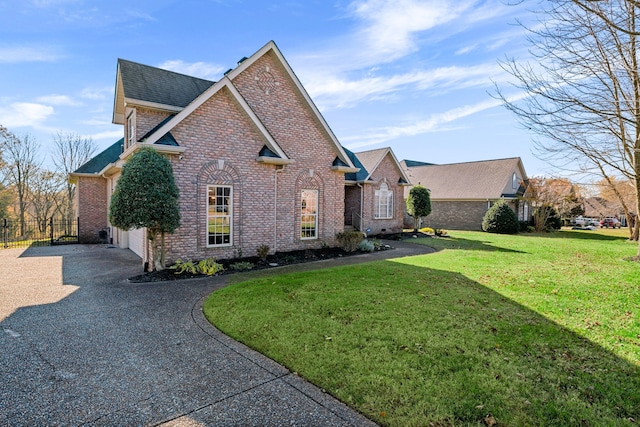 view of front of property featuring a front lawn