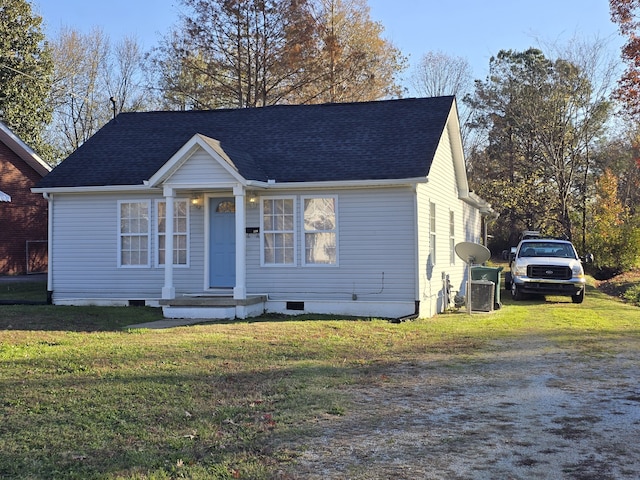 view of front facade with a front yard