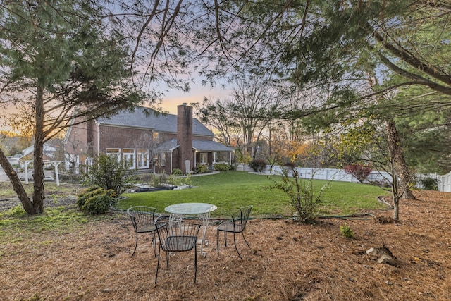 view of yard at dusk