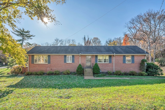 single story home with a front lawn