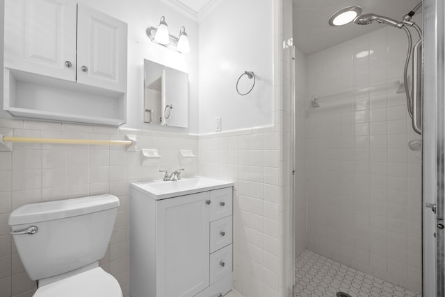 bathroom with tiled shower, toilet, tile walls, and crown molding