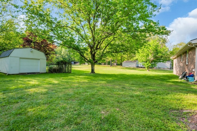 view of yard featuring an outdoor structure