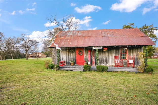 view of front of house featuring a front yard