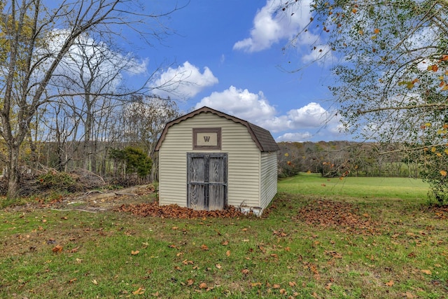 view of outdoor structure featuring a yard