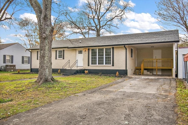 single story home featuring a front lawn