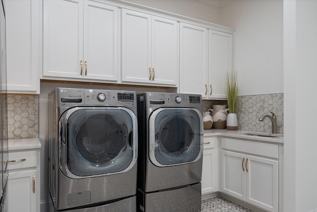 laundry room featuring cabinets, independent washer and dryer, crown molding, and sink