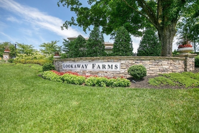 community sign with a lawn