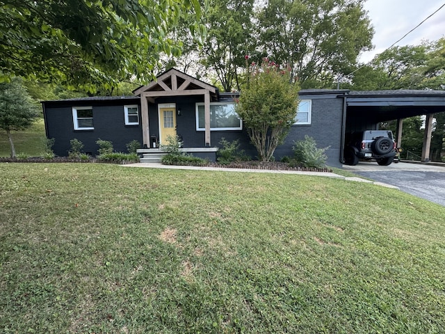 view of front of property with a front lawn and a carport