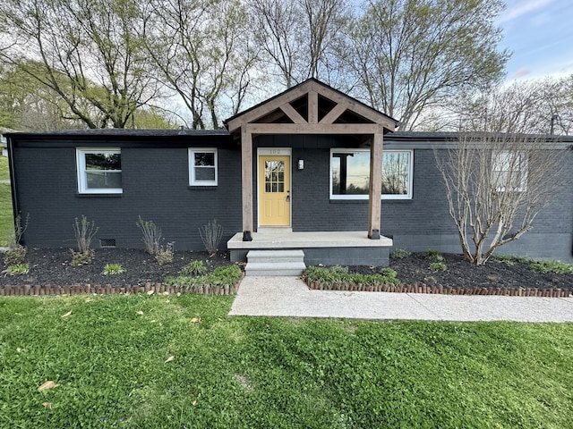 view of front facade with a front yard