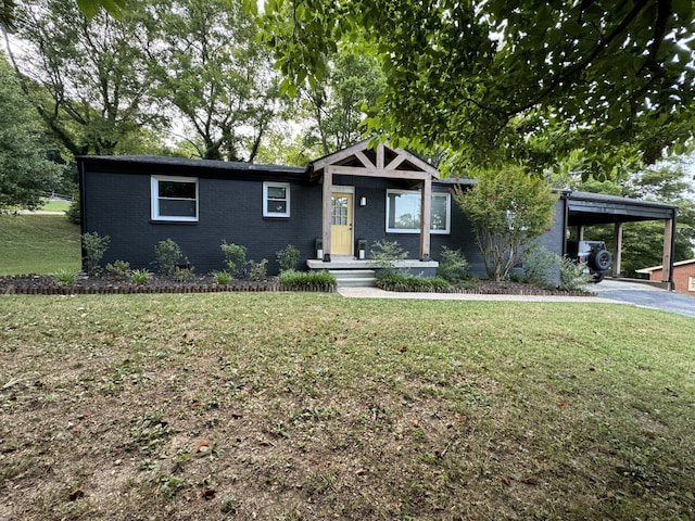 view of front facade featuring a front lawn