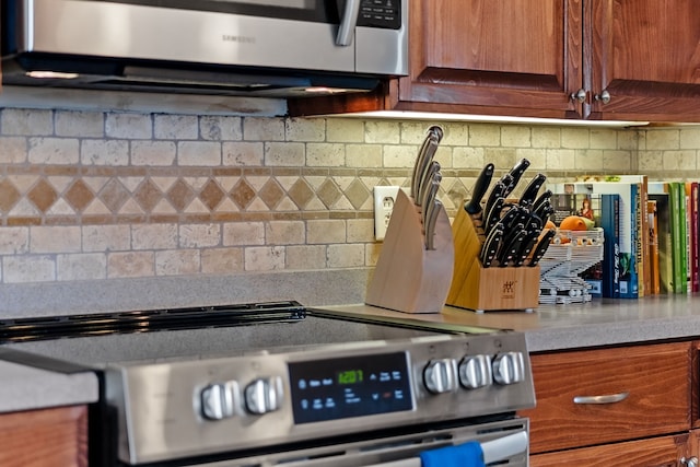 interior details with tasteful backsplash and appliances with stainless steel finishes