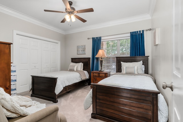 carpeted bedroom featuring ceiling fan, crown molding, and a closet