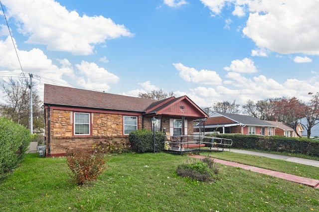 view of front of home featuring a front lawn