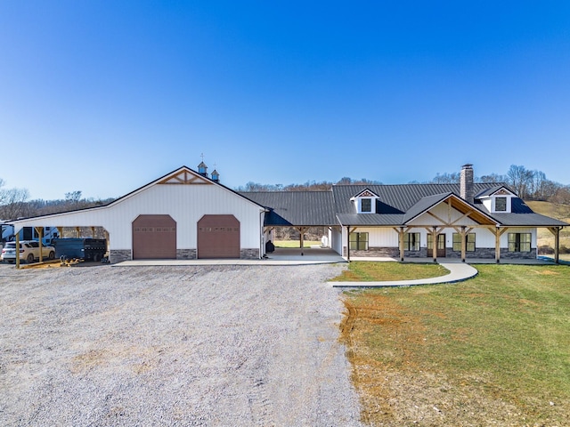 view of front of house featuring a front lawn and a garage