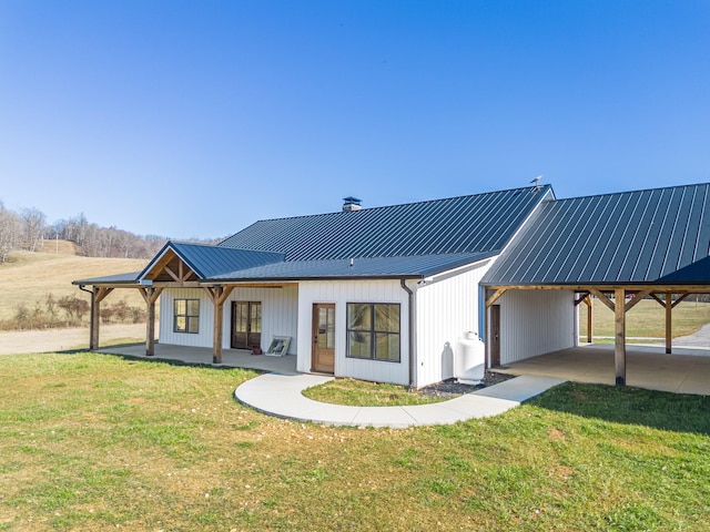 modern inspired farmhouse featuring a front yard