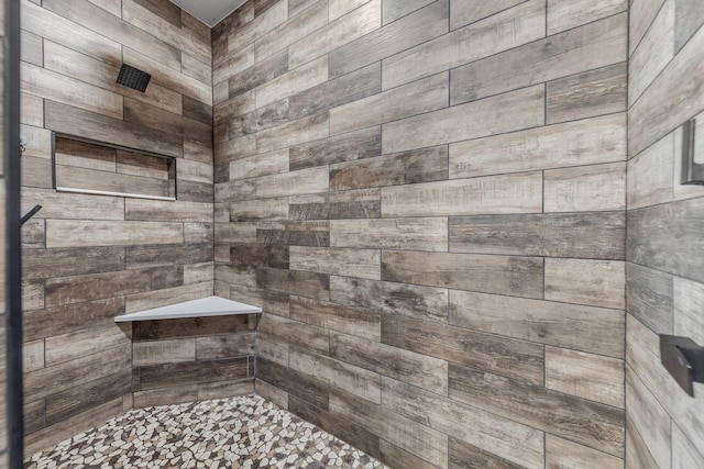 bathroom featuring tiled shower