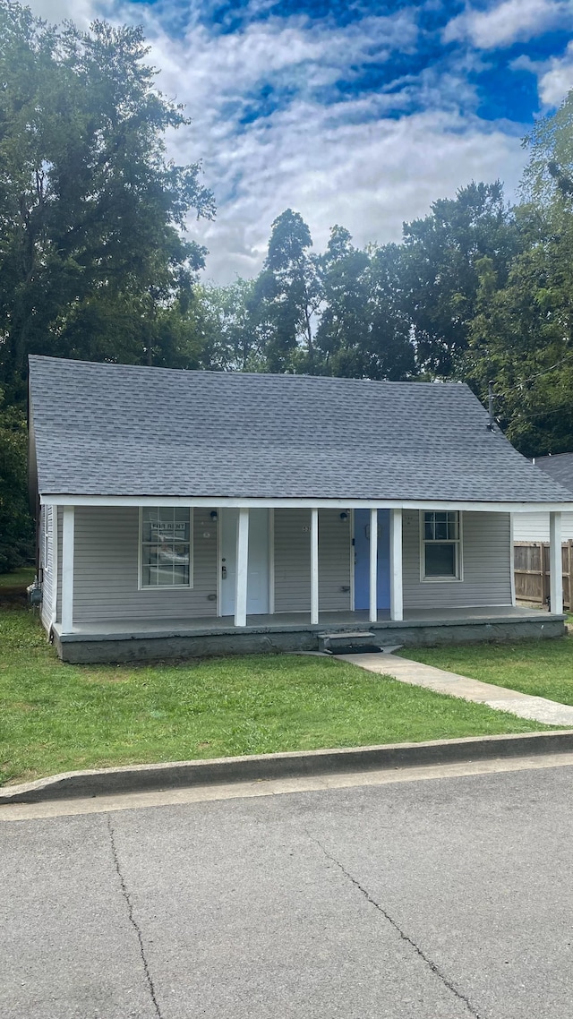 single story home featuring a front lawn