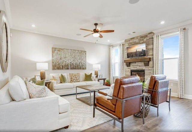 living room with hardwood / wood-style floors, plenty of natural light, ceiling fan, and crown molding