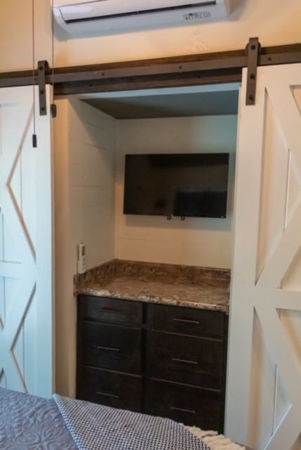 bedroom featuring a barn door