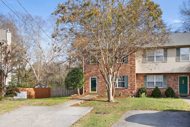 view of front of home featuring a front lawn