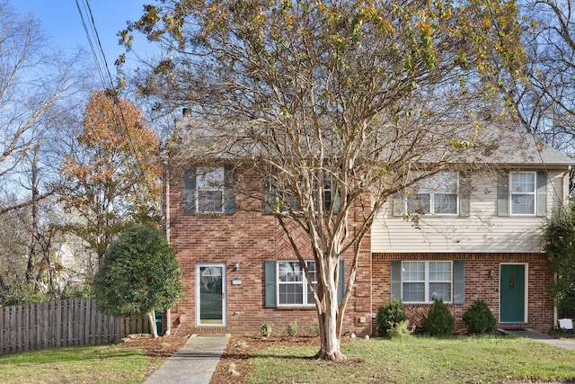 view of front of property featuring a front yard