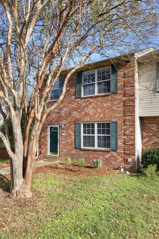 view of front of home featuring a front yard