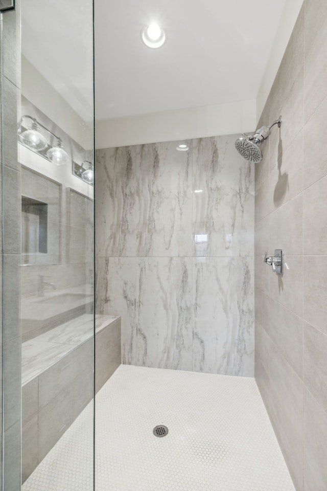 bathroom featuring a tile shower