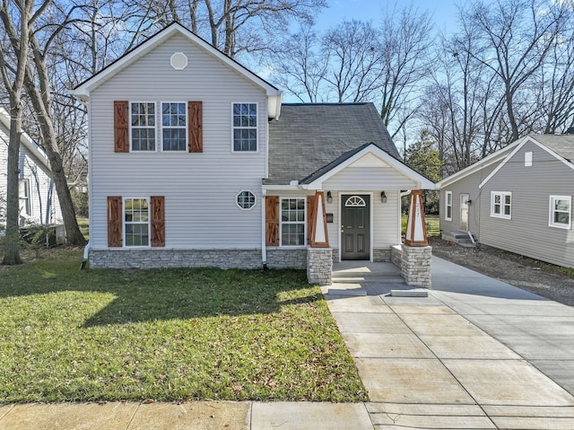 view of front of property featuring a front lawn