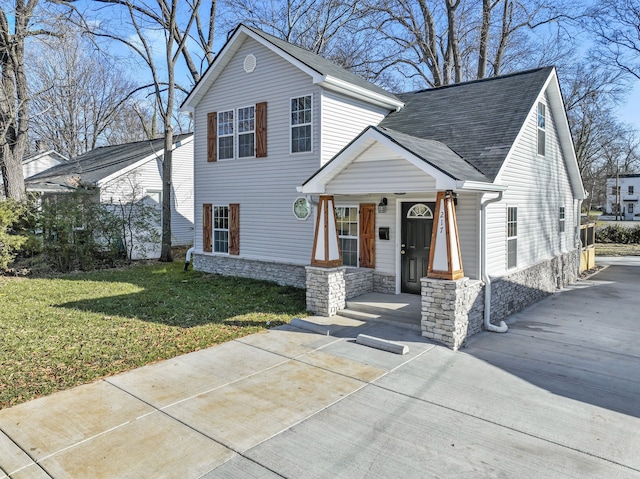 view of front of house featuring a porch and a front yard