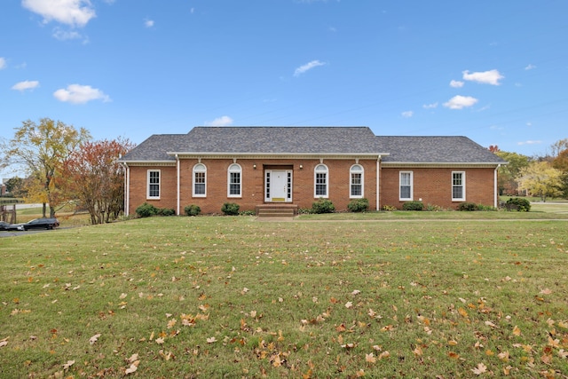 single story home with a front lawn