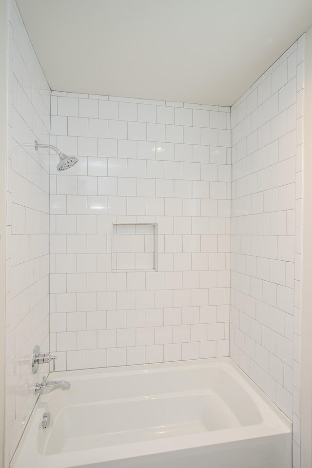 bathroom featuring tiled shower / bath