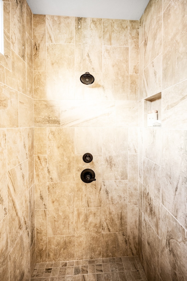 bathroom featuring tiled shower