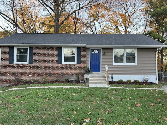 view of front of property featuring a front yard