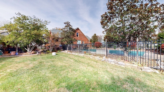 view of yard featuring a fenced in pool