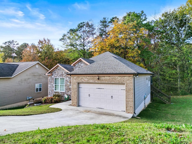 view of front facade featuring a garage and a front yard