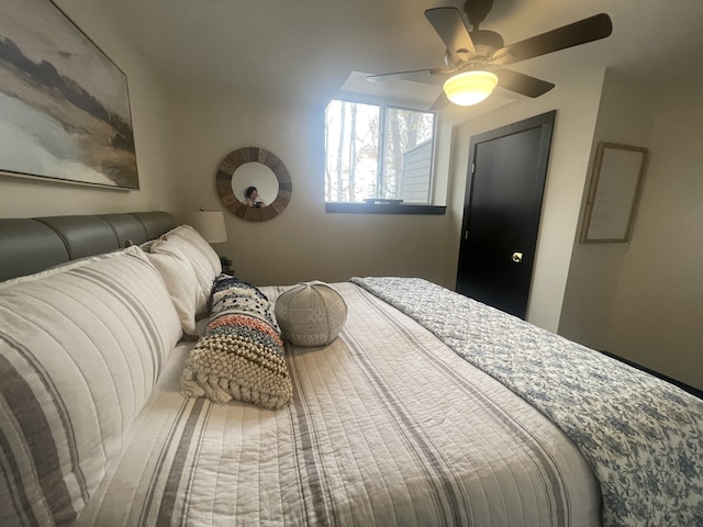 bedroom with ceiling fan