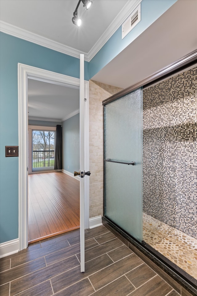 bathroom featuring ornamental molding