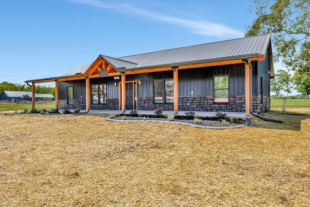 view of front facade featuring a front lawn