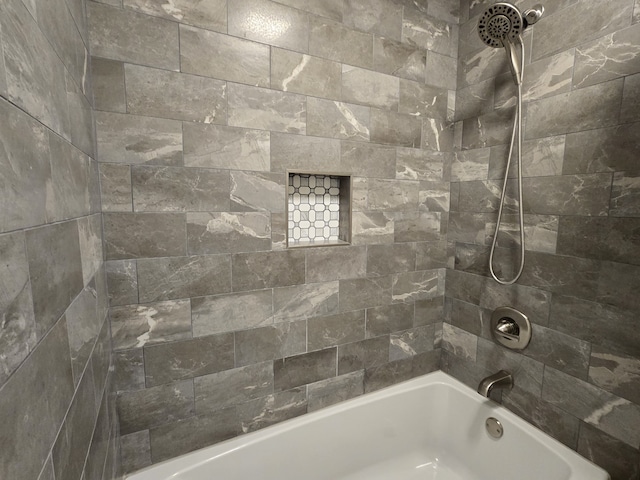 bathroom featuring tiled shower / bath combo