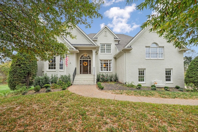 view of front facade with a front yard