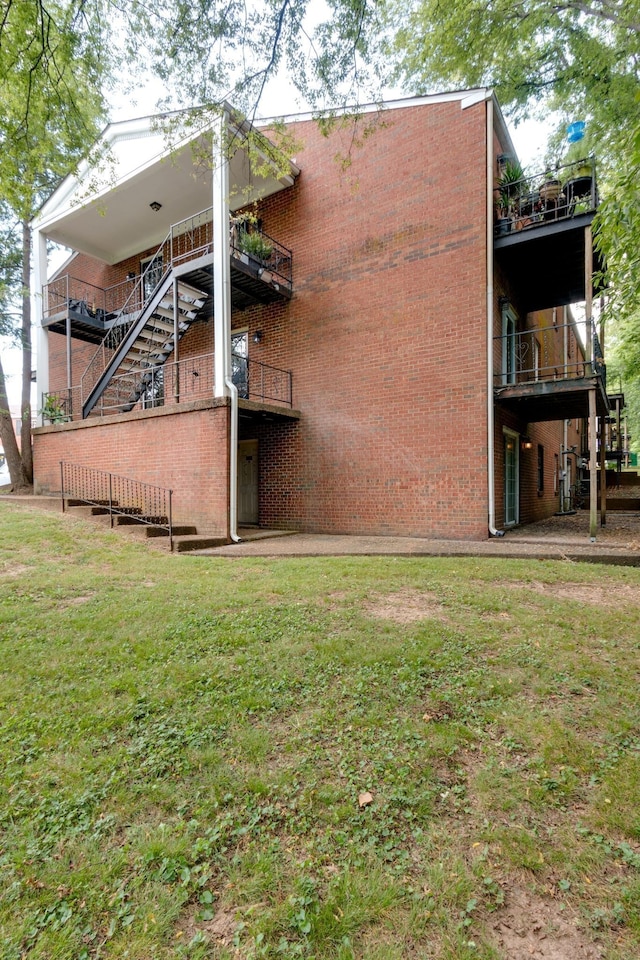 back of house featuring a lawn