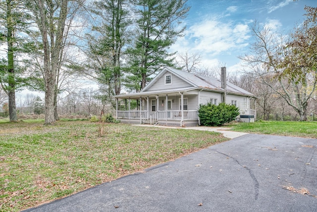 view of front of property featuring a front lawn and a porch