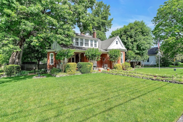 view of front of property featuring a front lawn