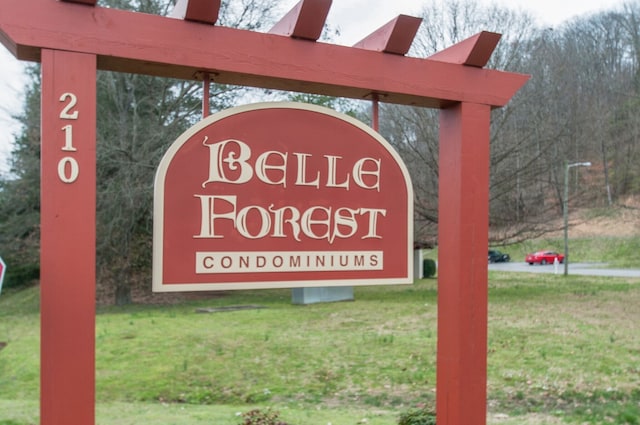 community / neighborhood sign featuring a lawn