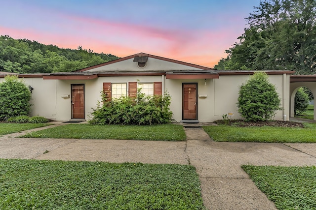 view of front of house featuring a lawn