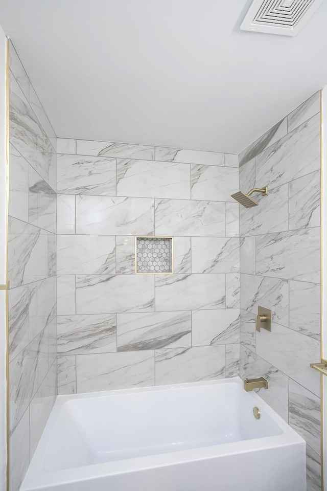 bathroom featuring tiled shower / bath combo