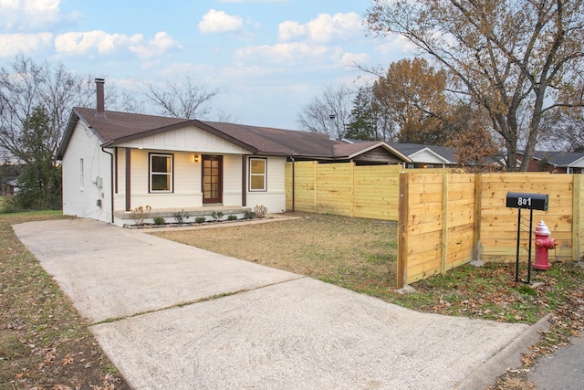 view of front facade featuring a front yard and a porch