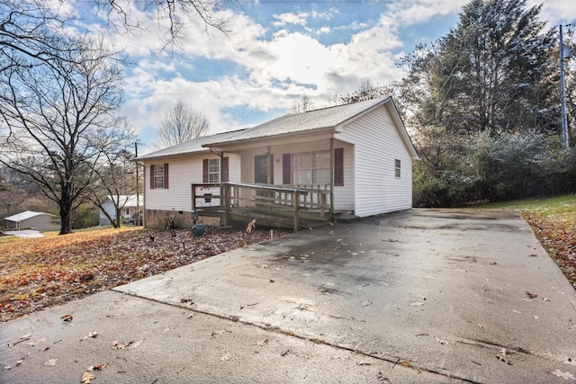 ranch-style home featuring covered porch