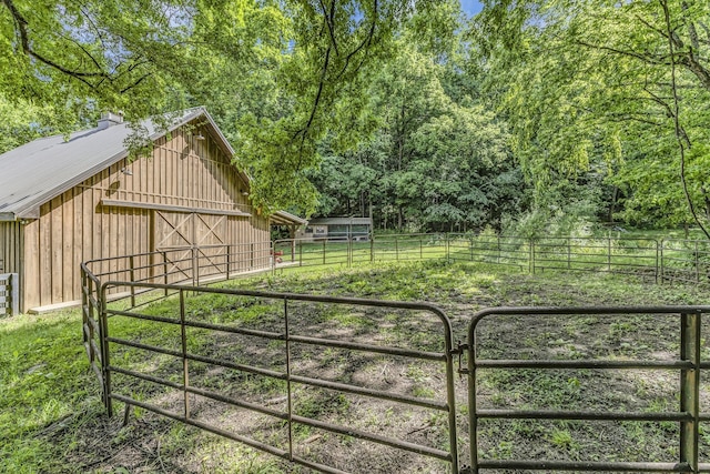 view of yard featuring an outdoor structure